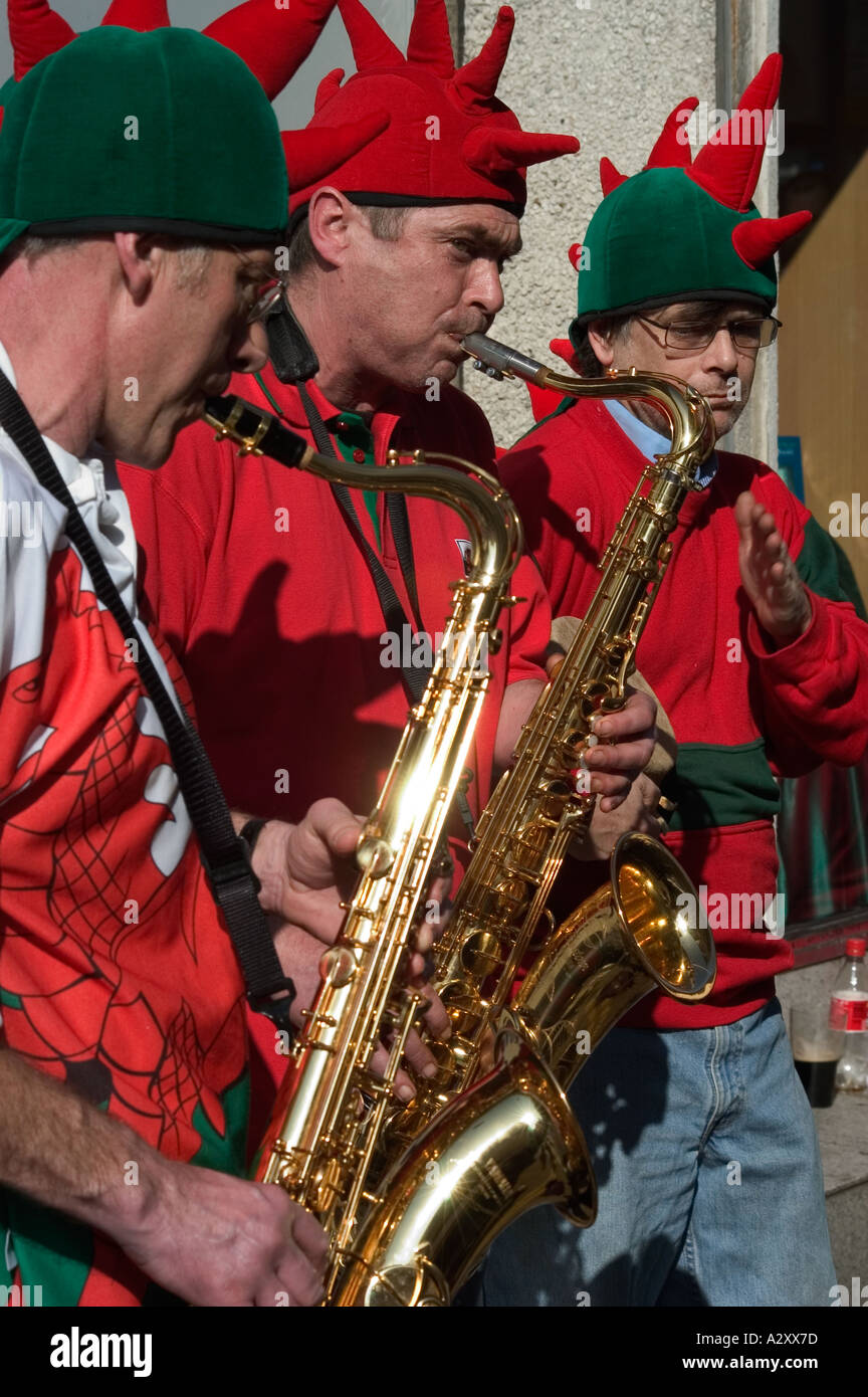 Fans de regarder match à l'extérieur de l'Hôtel de ville de Cardiff au Pays de Galles et Irlande International Rugby 6 Nations Grand Slam de la concurrence Banque D'Images