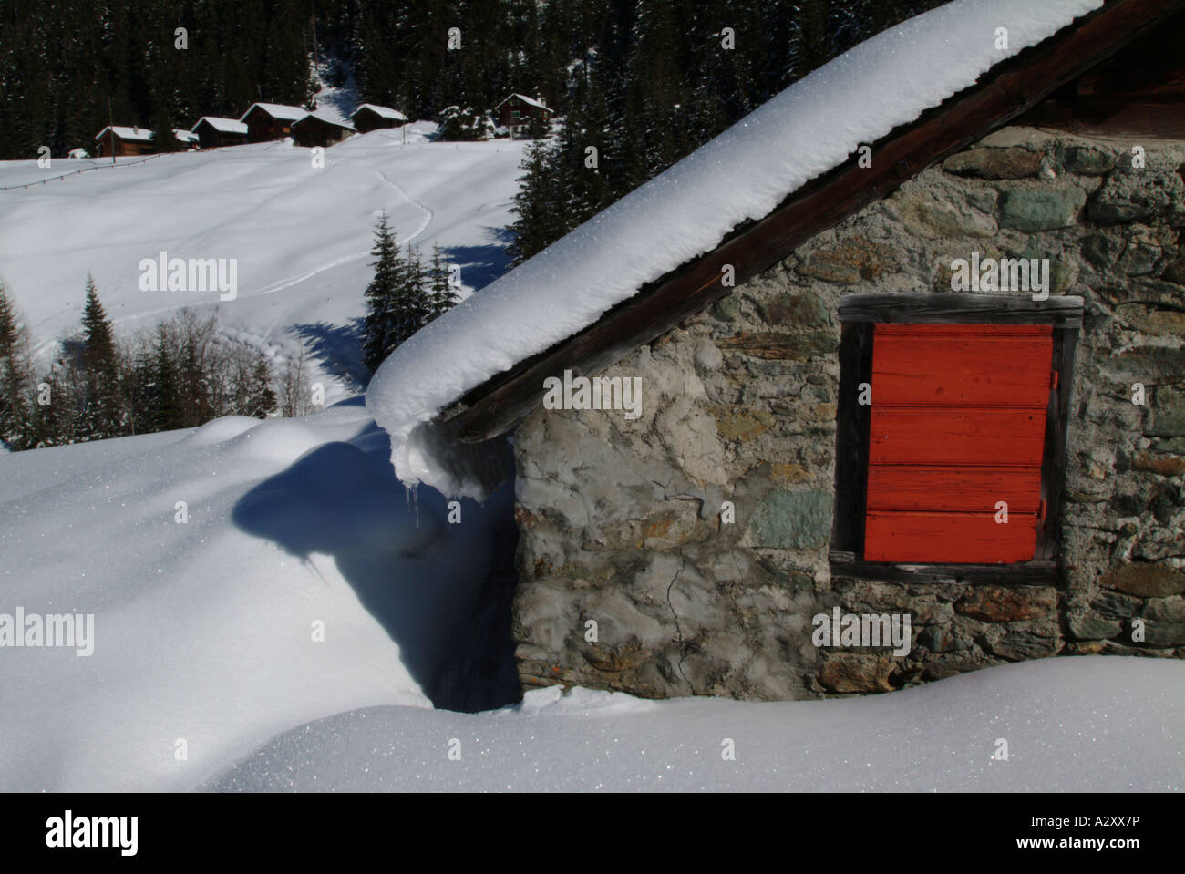 Cottage dans paysage de neige. Val des Dix. Val d'Hérémence. Le Valais. La Suisse. Banque D'Images