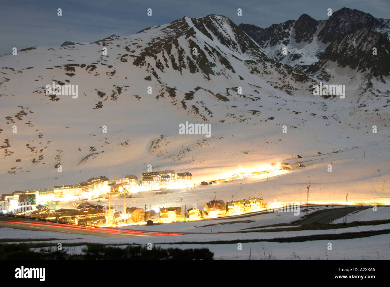 Piste bahers travaillant de nuit sur une montagne en Andorre Banque D'Images