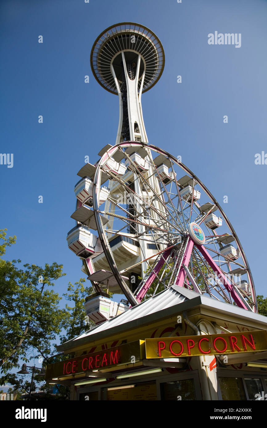 Space Needle et grande roue du parc d'attractions de Seattle Center Seattle États-Unis Banque D'Images
