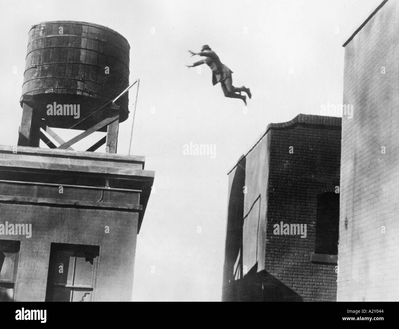 L'acteur Richard Talmadge avait déjà payé pour sa passion pour les sauts audacieux avec quelques vertèbres cassées dans le cou et une entorse au dos cette cascade en 1926 était une tentative de dégager 17 pieds 6 pouces 5 5 mètres une erreur de jugement lui ferait s'écraser 60 pieds 18 mètres au sol DEM Schauspieler Richard Talmadge hatte Seine Leidenschaft fuer gewaltige Luftspruenge Bereits einige gebrochene Nackenwirbel und ein verstauchtes Rueckgrat eingebracht BEI diesem stunt im Jahre 1926 versucht er eine Distanz von 5 50 m zu ueberwinden Eine Fehleinschaetzung haette einen Sturz aus 18 m Hoehe auf den Boden Banque D'Images