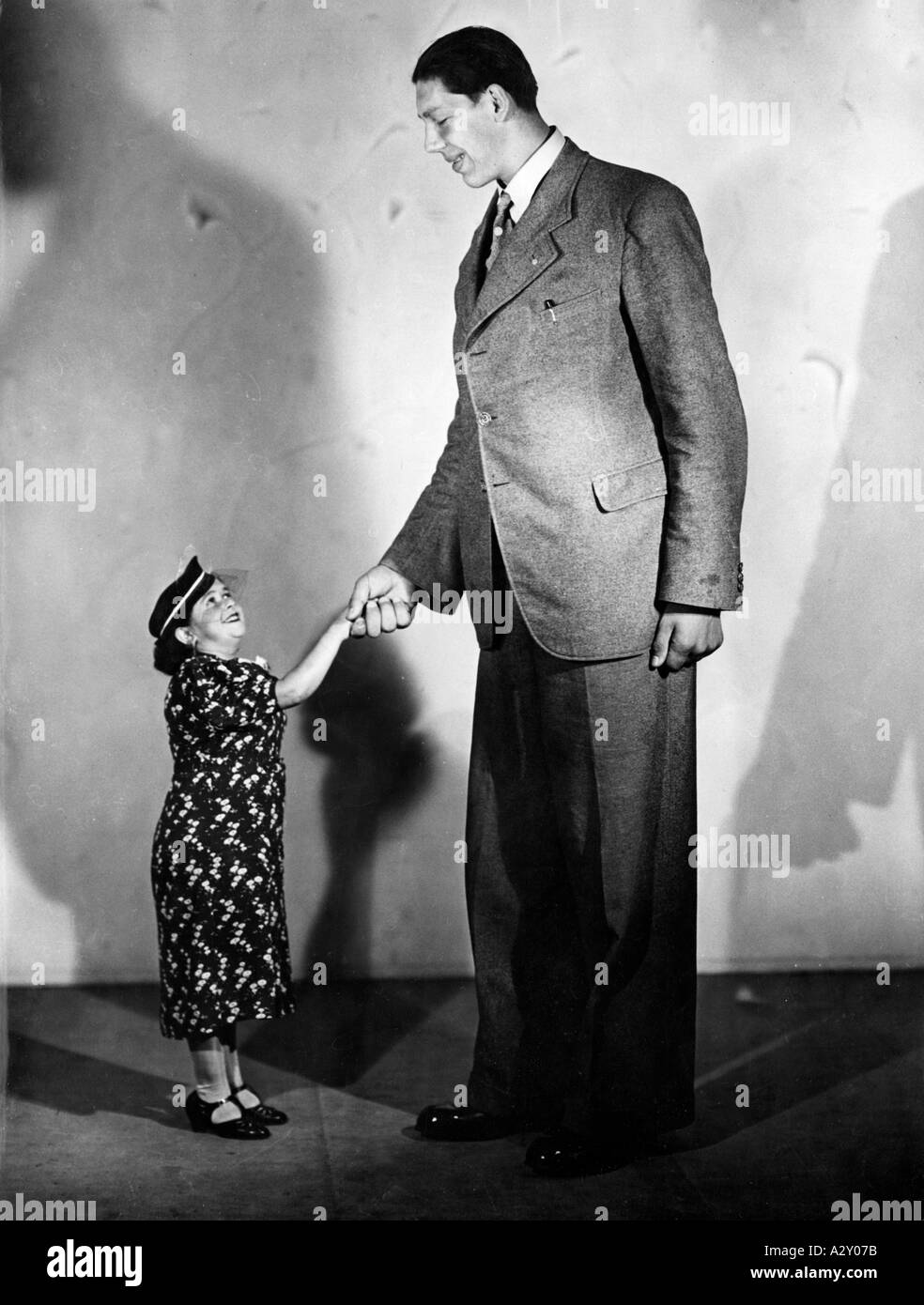 Cette séance photo à Paris le 12 juin 1937 était intitulée Réunion des extrêmes Elisabeth d'Autriche était juste 3 pieds 10 pouces 1 18 mètres de haut tandis que Vaimo de Finlande était tous de 8 pieds 3 pouces 2 51 mètres et pesé 408 lbs 185 kilogrammes Dieser Fototermin à Paris AM 12 Juni 1937 steht unter dem motto Beruehren sich hier Extreme Die Oesterreicherin Elisabeth Misten 1 18 m der finne Vaimo bringt BEI einer Koerperlaenge von 2 51 m ein Gewicht von 185 kg auf die Waage Curious moments S 269 Banque D'Images