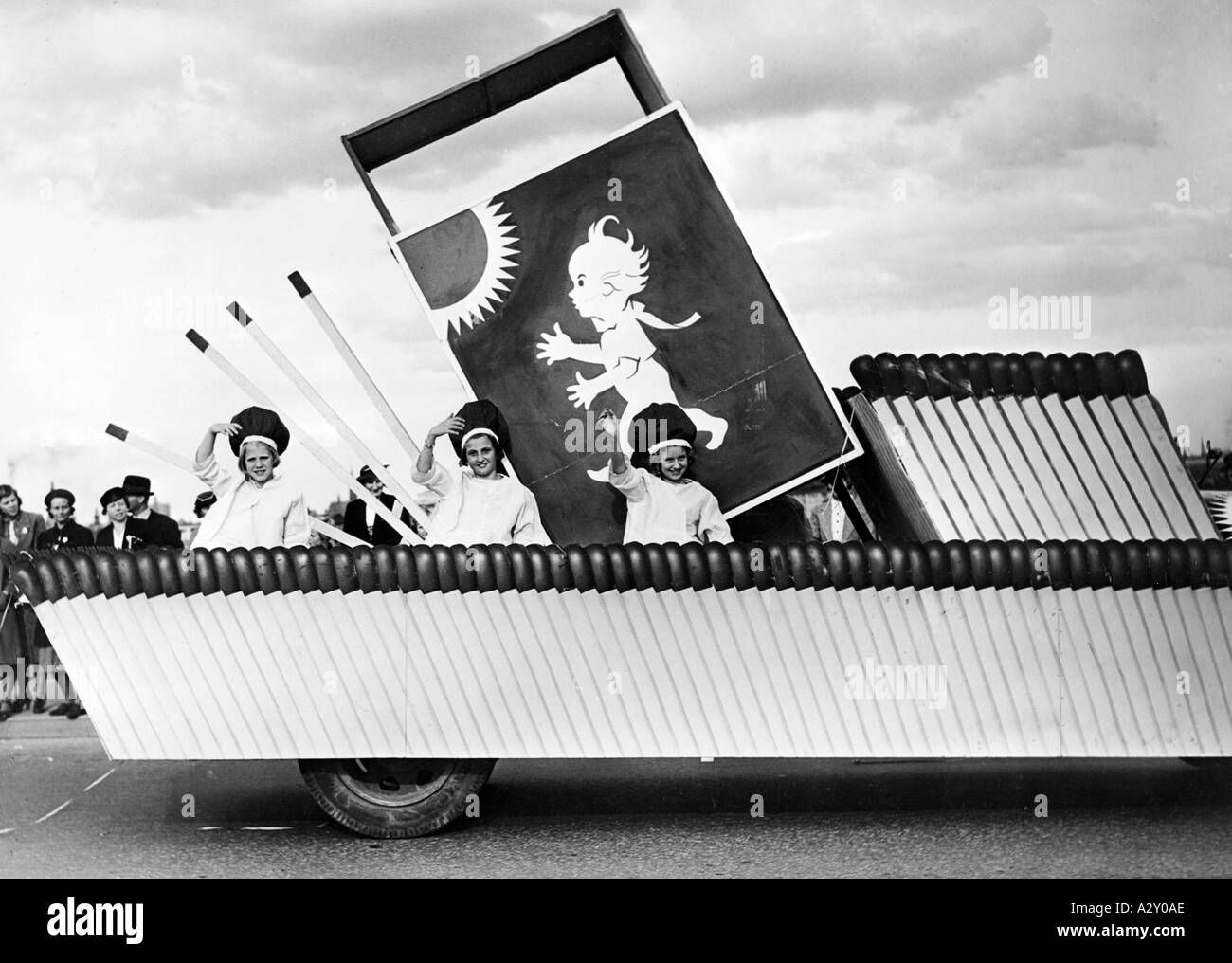 Depuis 1905, la Suède a vu la célébration d'un enfant sday dans quelque 135 villes dont l'objectif est de collecter argent pour des vacances pour les enfants nécessiteux Un cortège le 4 septembre 1938 comportait un flotteur de la fondation Solstickan qui il a tiré ses fonds de la vente d'allumettes et a promu des projets éducatifs spéciaux Seit 1905 wird à Schweden en etwa 135 Staedten der Kindertag gefeiert an dem fuer den Ferienaufenthalt beduerftiger Kinder gesammelt wird am Umzug AM 4 septembre 1938 Nimmt auch die Stiftung Solstickan teil die sich durch den Verkauf von Streichhoelzern finanziert und sonderpaedagogische Banque D'Images