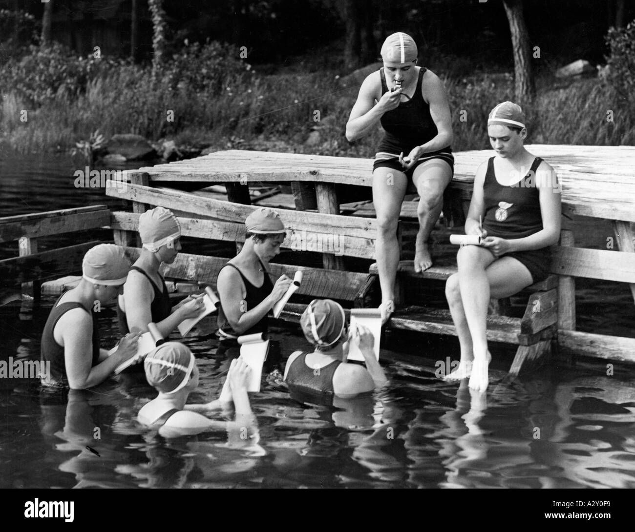 Au Camp Kitteredge dans l'État de New York dans les années 1920, les sténographes américains combinent travail et plaisir pour former leur sténographie compétitions quotidiennes le système de sténographie avait été conçu par un Anglais nommé Willis aussi longtemps que 1602 He il a également inventé le mot sténographie Im Camp Kitteredge im Bundesstaat New York verbindenamerikanische Stenographinnen in den zwanziger Jahren das angenehme mit dem Geschaeftlichen in taeglichen Wettbewerben trainieren sie die Kurzschrift die der Englaender Willis Bereits 1602 erfand und unter dem Namen Stenographie einfuehrte Curious moments S 372 Banque D'Images