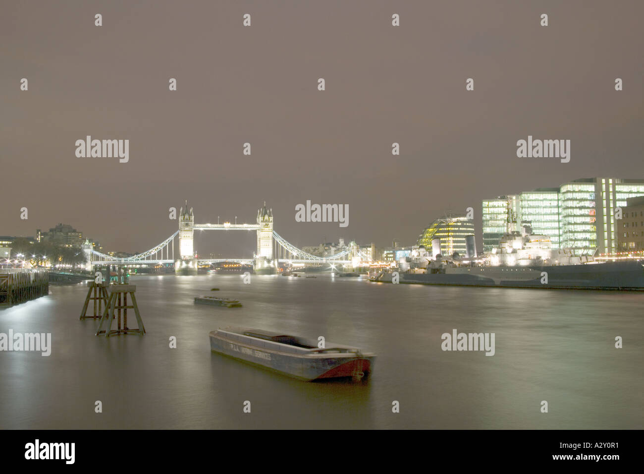 Tamise et le quartier historique de Tower Bridge à Londres la nuit Banque D'Images Tamise et le quartier historique de Tower Bridge à Londres la nuit Banque D'Images