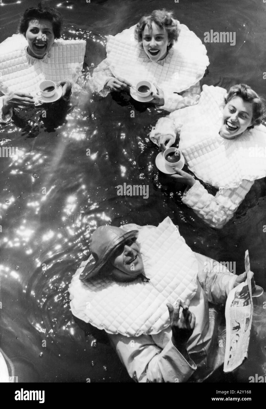 Le 19 juin 1954, un inventeur allemand a fait la démonstration d'un nouveau gilet de sauvetage résistant aux vagues dans le port de Hambourg connu sous le nom de Isoretta cet innové avait déjà été commandé, a-t-il dit, par l Association de sauvetage de l Allemagne qui organise les services de sauvetage autour les côtes du pays Ein deutscher Erfinder stellt AM 19 Juni 1954 in einem Hamburger Hafenbecken eine neue Schwimmweste mit Wellenschutz vor die den Namen Isoretta traegt Seinen Angaben zufolge Hat die Deutsche Lebens Rettungs Gesellschaft die sich um Notfaelle auf deutschen Gewaessern kuemmert Seine innovation se défie de bestellt Curious moments S 462 Banque D'Images