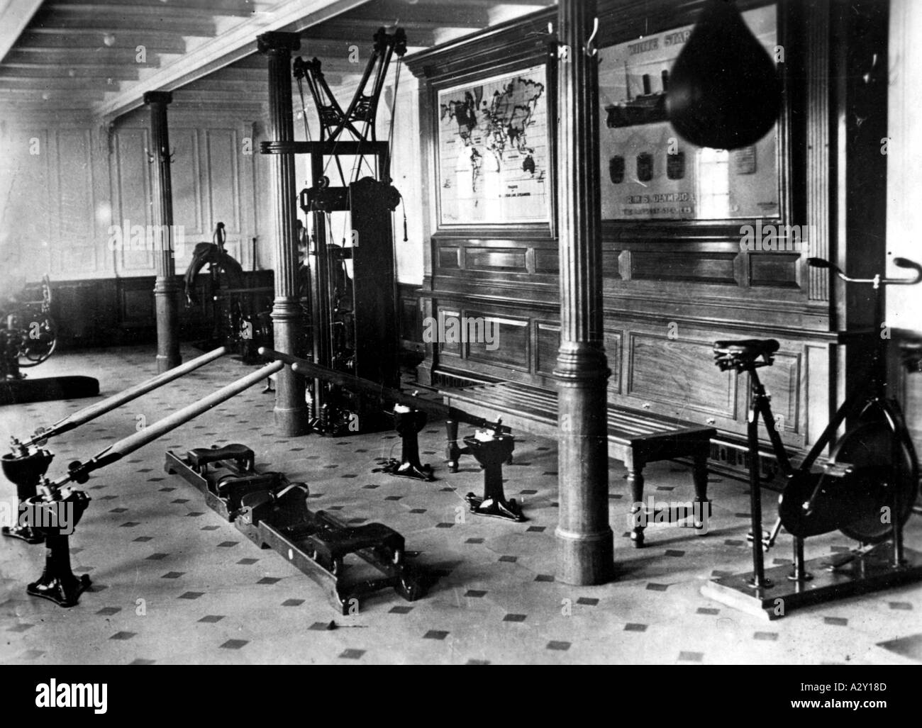 Dans la nuit du 14 au 15 avril 1912, l'insubmersible Titanic heurte un iceberg et coule pour son voyage inaugural ses propriétaires voulaient établir de nouvelles normes non seulement de vitesse et de sécurité, mais aussi de luxe que montre la photo le gymnase après la collision 1500 personnes se sont noyées ou sont mortes d'exposition dans der Nacht vom 14 auf den 15 avril 1912 Rammt die fuer unsinkbar gehaltene Titanic einen Eisberg Der Luxusdampfer auf seiner Jungfernfahrt nicht nur à Sachen Sicherheit und Geschwindigkeit sondern auch hinsichtlich der Ausstattung Massstaebe setzen im Bild ein Fitnessraum Das Schiff sinkt nach der Banque D'Images Dans la nuit du 14 au 15 avril 1912, l'insubmersible Titanic heurte un iceberg et coule pour son voyage inaugural ses propriétaires voulaient établir de nouvelles normes non seulement de vitesse et de sécurité, mais aussi de luxe que montre la photo le gymnase après la collision 1500 personnes se sont noyées ou sont mortes d'exposition dans der Nacht vom 14 auf den 15 avril 1912 Rammt die fuer unsinkbar gehaltene Titanic einen Eisberg Der Luxusdampfer auf seiner Jungfernfahrt nicht nur à Sachen Sicherheit und Geschwindigkeit sondern auch hinsichtlich der Ausstattung Massstaebe setzen im Bild ein Fitnessraum Das Schiff sinkt nach der Banque D'Images