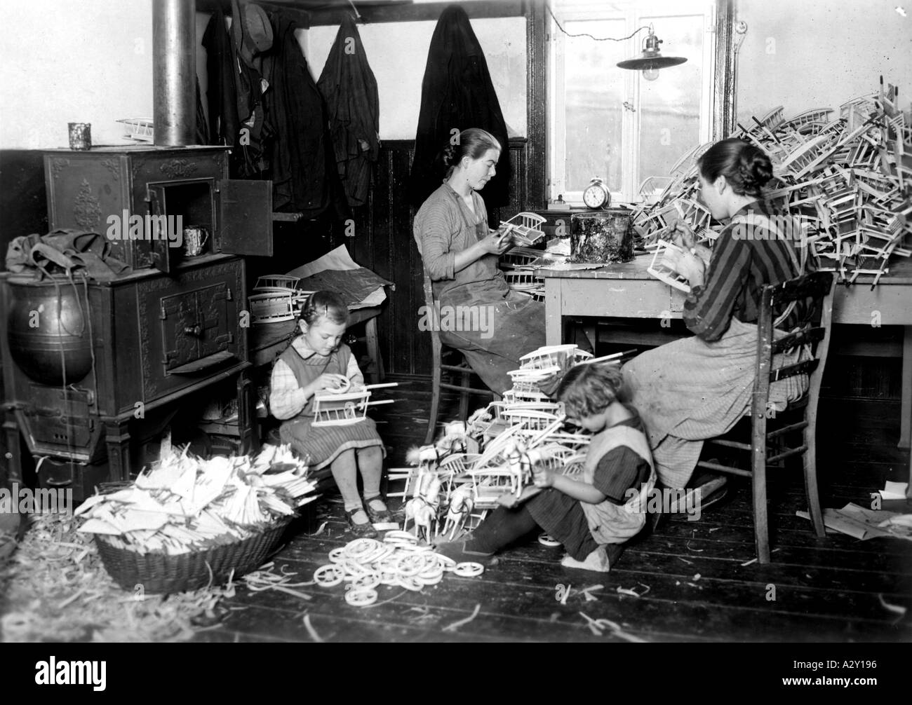 Ces femmes allemandes fabriquent des jouets à la maison bien que les salaires pour les travailleuses à domicile entre les deux guerres étaient au bas de l'échelle salariale beaucoup de femmes ont vu cela comme la seule possibilité de combiner le travail ménager avec un emploi rémunéré Diese deutschen Frauen stellen in Heimarbeit Spielzeug her Obwohl die Loehne fuer Heimarbeit zwischen den beiden Weltkriegen am untersten Ende der Lohnskala stehen severben seviele Frauen hierin Herman moments Frauen hierin Erin 503 Banque D'Images