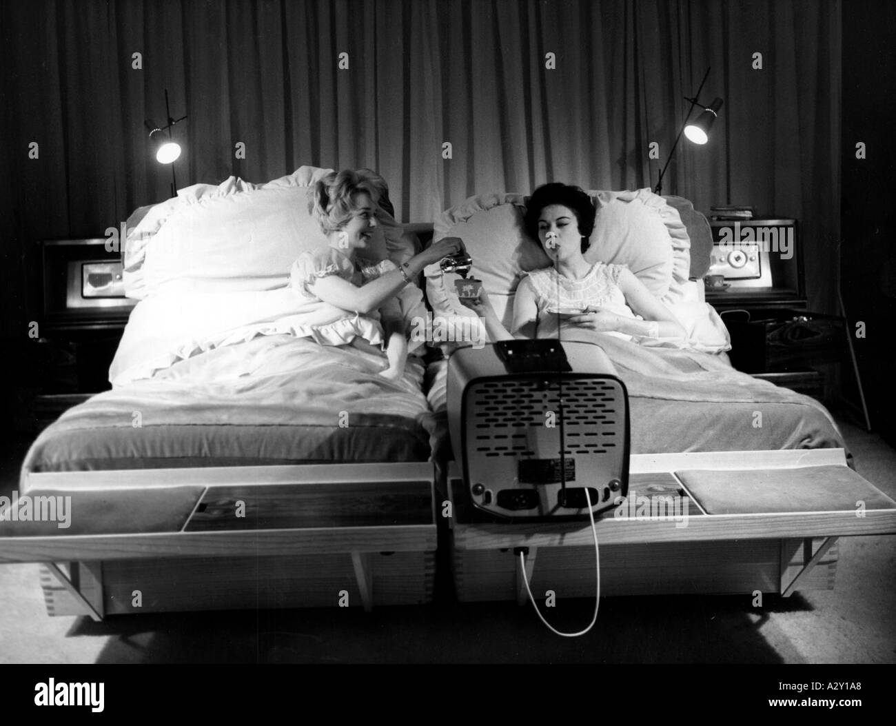 Le fabricant de lits anglais Slumberland a fêté ses 40 ans en 1959 avec cette édition de luxe pour la somme de 2500 livres sterling le client a reçu non seulement des matelas à ressorts intérieurs réglables électriquement avec chauffage intégré, mais aussi un téléviseur a. radio un téléphone une machine à thé et une télécommande pour lumières et rideaux Die englische Bettenfirma Slumberland begeht 1959 mit dieser Luxusversion ihr 40jaehriges Jubilaeum fuer 2500 englische Pfund erhaelt der Kunde nicht nur elektrisch verstellbare Sprungfedermatratzen mit eingebauter Heizung sondern auch einen Banque D'Images