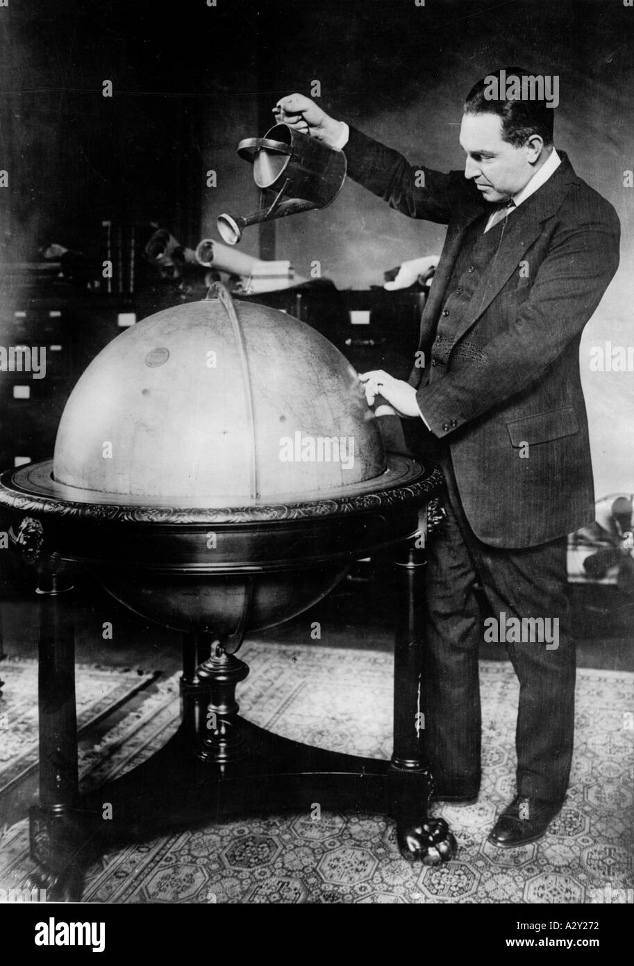 Le 16 janvier 1920 est entré en vigueur le 18e amendement à la Constitution de l'Union européenne interdisant la vente et la consommation de l'alcool les détails ont été réglementés par une loi de l'alcool les détails ont été réglementés par une loi du Congrès connu comme le Volstead Act pour le bénéfice des photographes représentant John Hill du Maryland démontre son rejet de la tentative pour assécher l'ensemble des États-Unis AM 16 Januar 1920 tritt der 18 ZUSAtzartikel zur amerikanischen Verfassung en Kraft und ein gesondertes Gesetz der Volstead Act erlaeutert im Detail das allgemeine Alkoholverbot Der Abgeordnete John Hill Banque D'Images