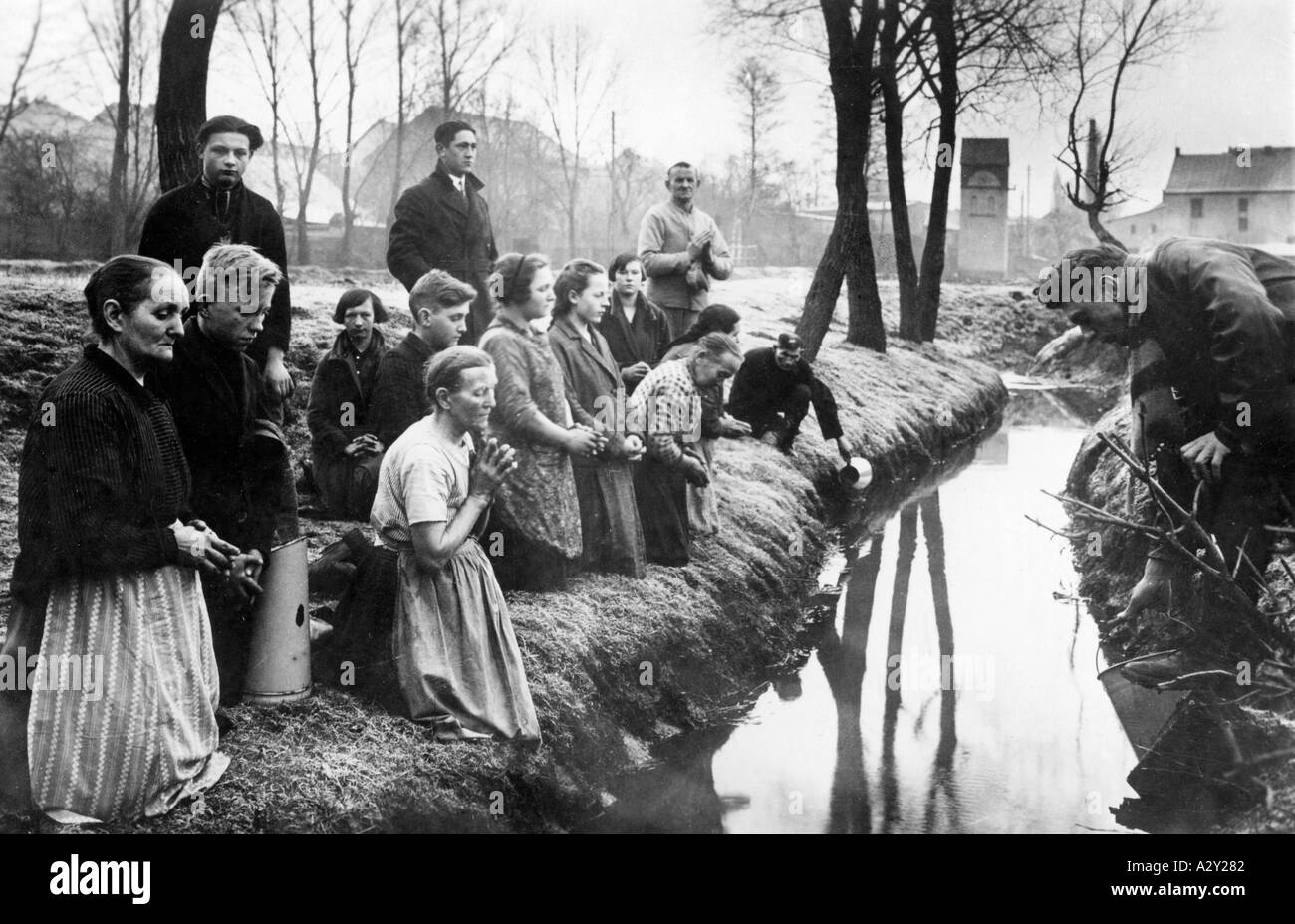 Easter a donné à un sous-éditeur allemand l'occasion, le 28 mars 1930, de rappeler aux lecteurs les enclaves allemandes en Pologne, chacun célèbre Pâques à sa manière en haute Silésie lavant dans le ruisseau après la prière de dévotion une ancienne coutume du vendredi Saint la haute-Silésie faisait partie de la Pologne depuis 1919 Das Osterfest bietet einem deutschenRedakteur am 28 Maerz 1930 einen Anlass an die deutsche Enklave in Polen zu erinnern Jeder feiert Ostern auf Seine Weise in Oberschlesien ist das Bachwaschen nach dem andaechtig gebetet wird ein alter Karfreitagsbrauch Oberschlesien gehoert seit 1919 zum Banque D'Images