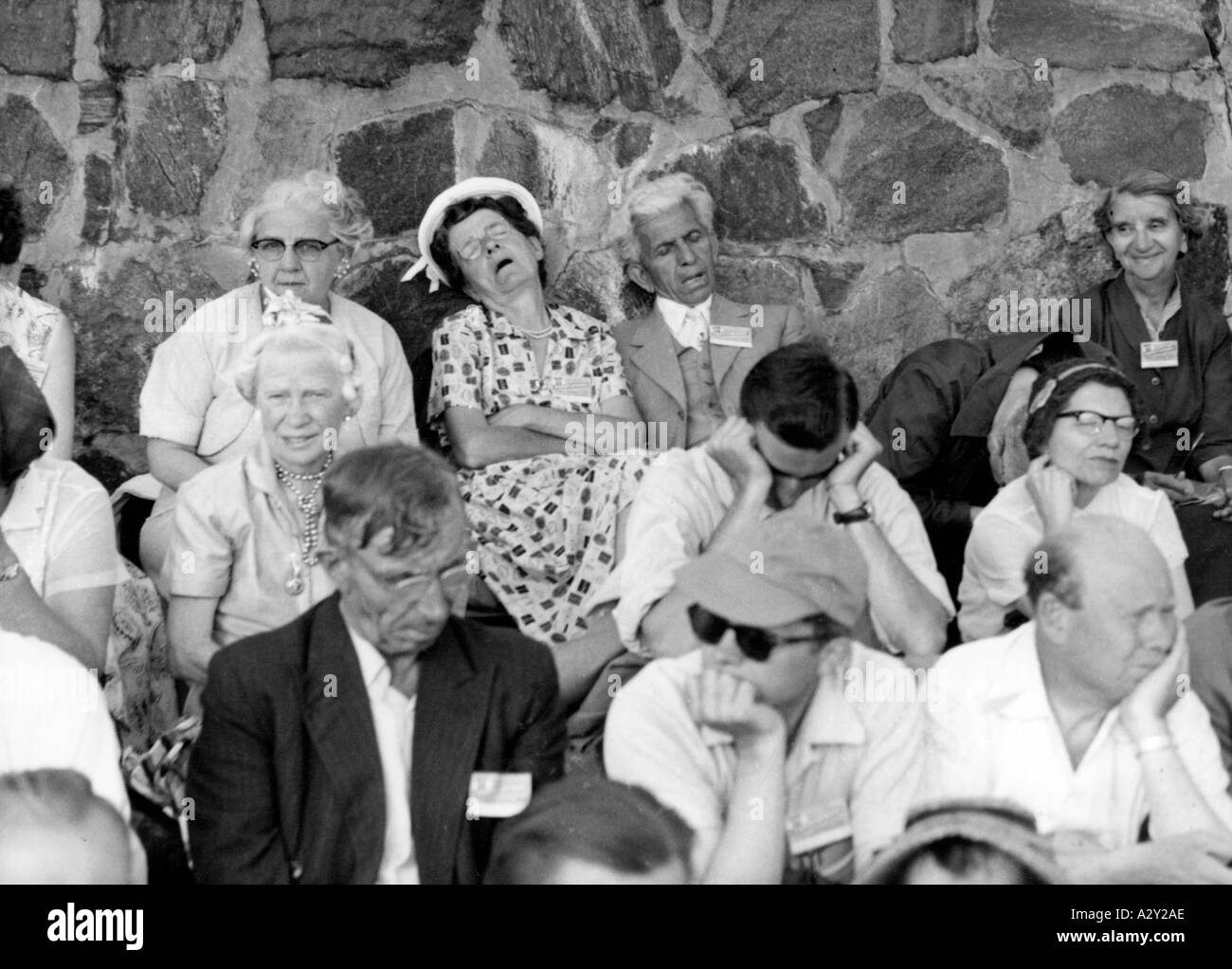Un stade de sport à Stockholm a accueilli un rassemblement de témoins de Jéhovah venus de toute l'Europe 17 août 1955 pour l'ouverture de leur convention annuelle du message du Royaume triomphant fatigué du long voyage et peut-être aussi de la chaleur inattendue à Stockholm beaucoup de témoins hochaient la tête sur le sièges lit la légende empatéthique in einem Sportstadion in Stockholm versammeln sich am 17 août 1955 Zeugen Jehovas aus ganz Europa um zur Eroeffnung ihres Jahreskonvents der Botschaft des triumphierenden Reiches zu lauschen Muede von der langen Reise und Banque D'Images