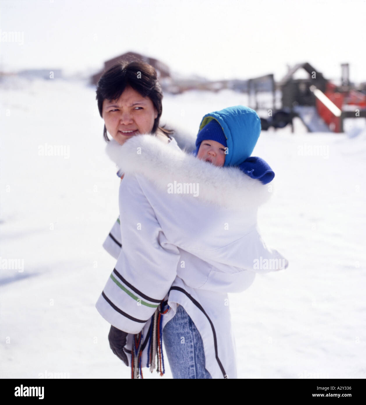 Mère avec enfant inuit du Nunavut dans le capot Banque D'Images
