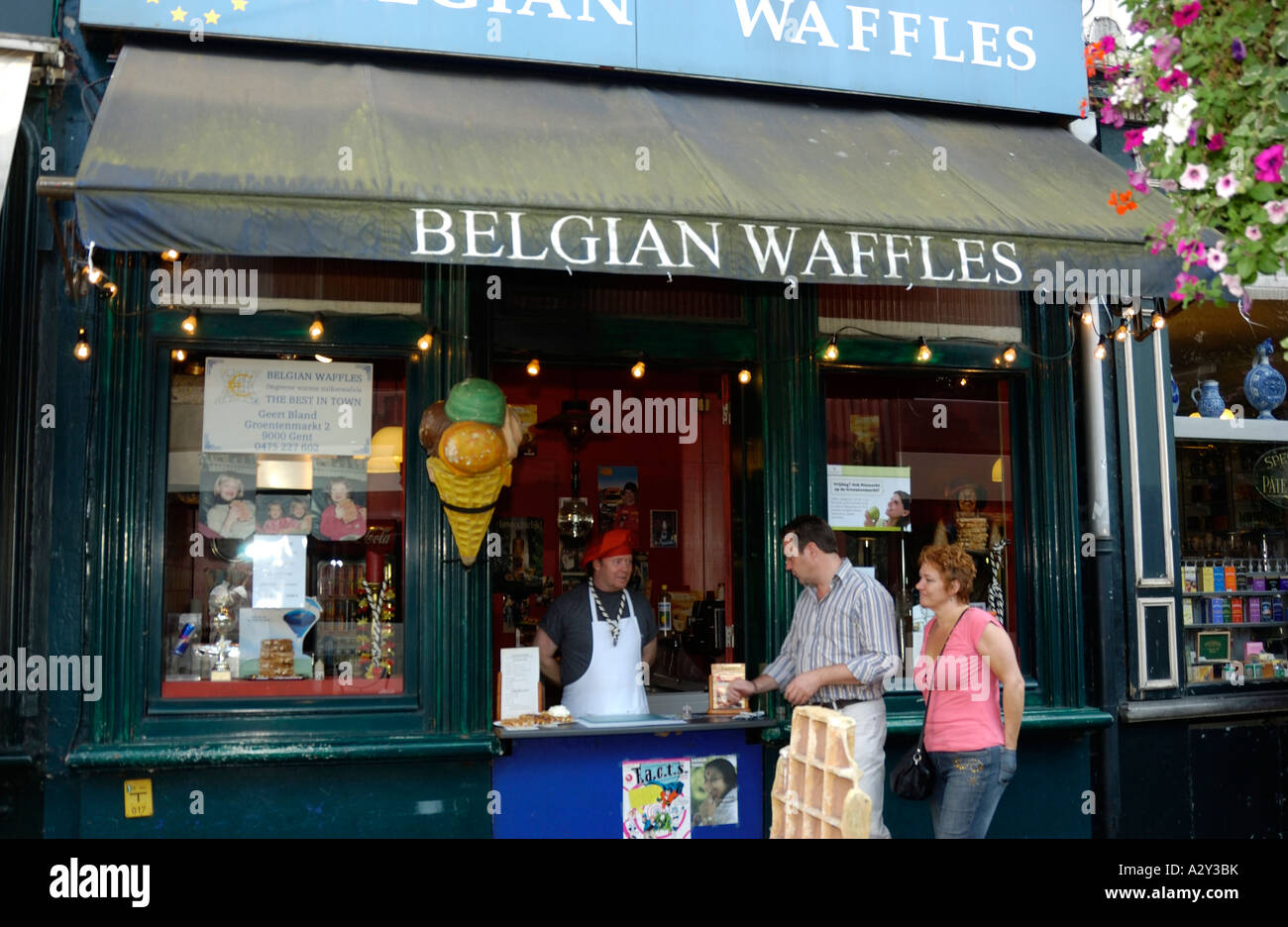 La dernière gaufre fraîchement cuisiné shop dans la ville de Gand Belgique Banque D'Images