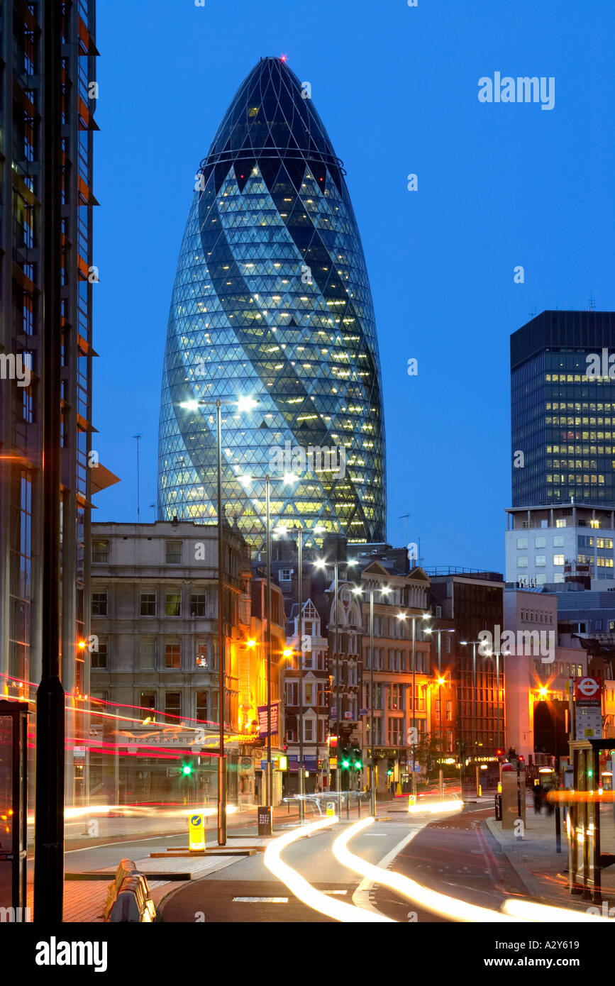 30 St Mary Axe gratte-ciel Gherkin Swiss Re tower à Londres Angleterre Royaume-uni Banque D'Images