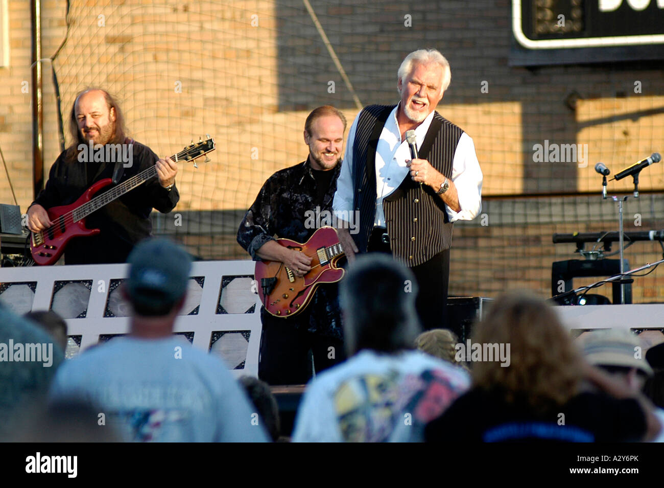 Kenny Rogers chante à un concert en plein air à Port Huron au Michigan Banque D'Images