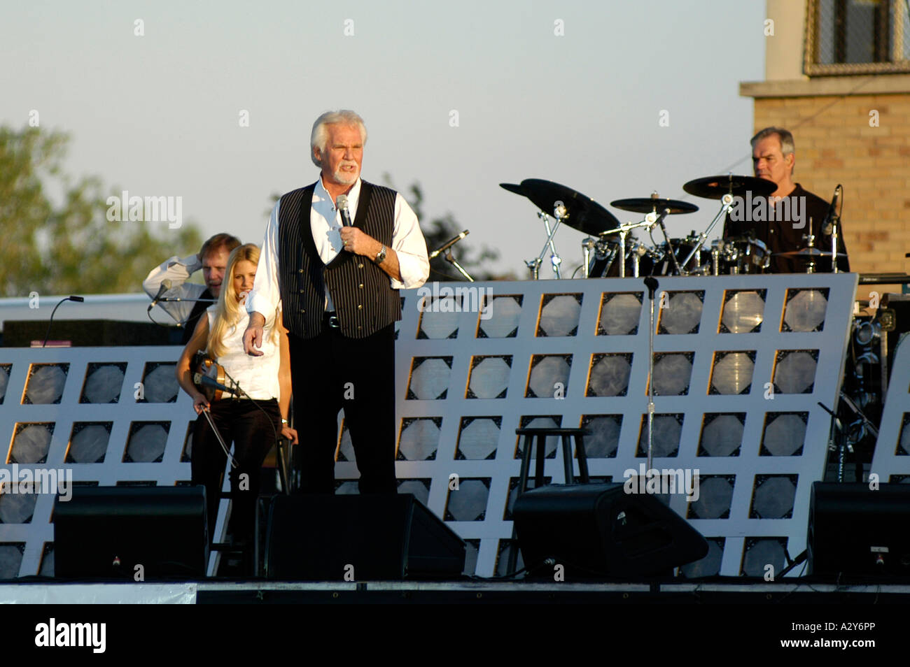 Kenny Rogers chante à un concert en plein air à Port Huron au Michigan Banque D'Images