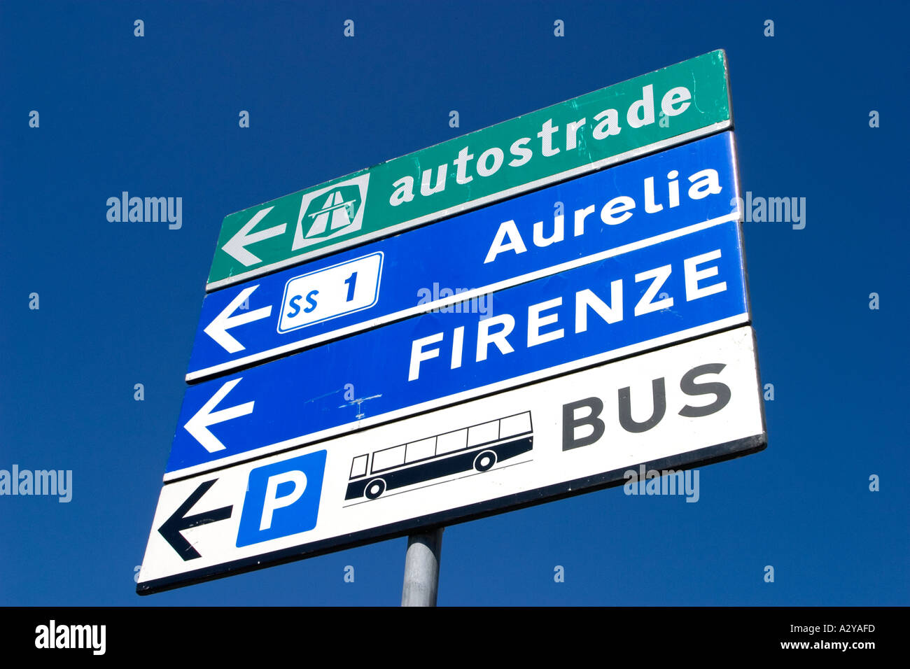 L'Italien signe de route à l'aéroport de Pise Toscane se dirigeant à Florence l'autoroute la SS1 et bus Banque D'Images