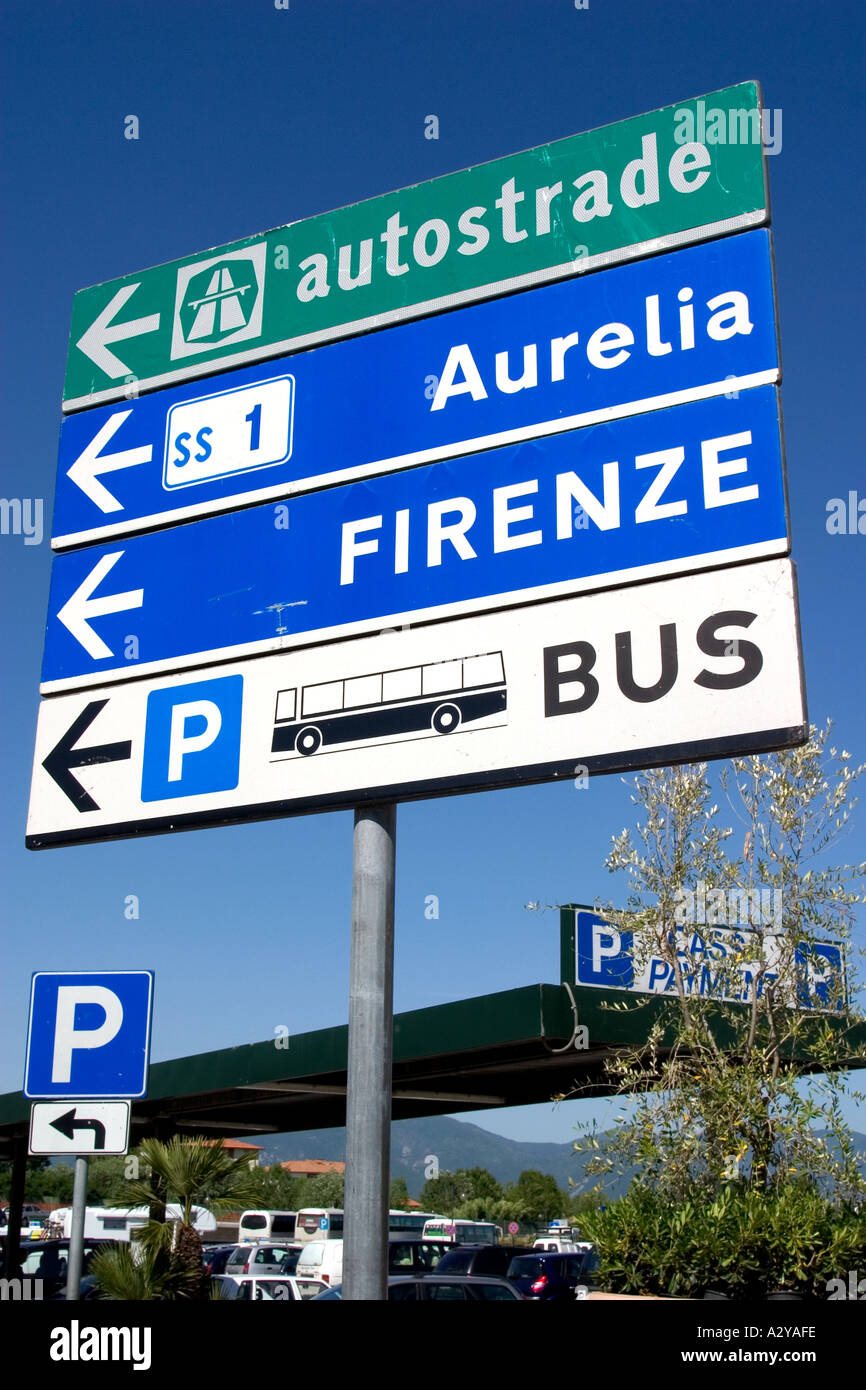 La signalisation routière italienne à l'aéroport de Pise en Toscane Banque D'Images