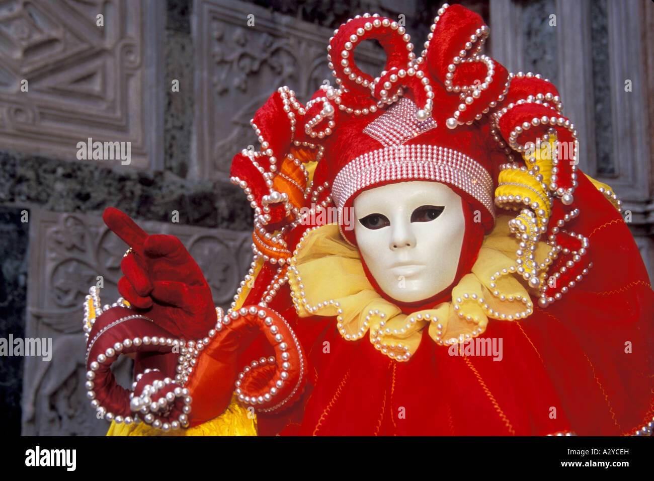 Le velours rouge et jaune Satin pour un costume de carnaval à Venise, Italie Banque D'Images