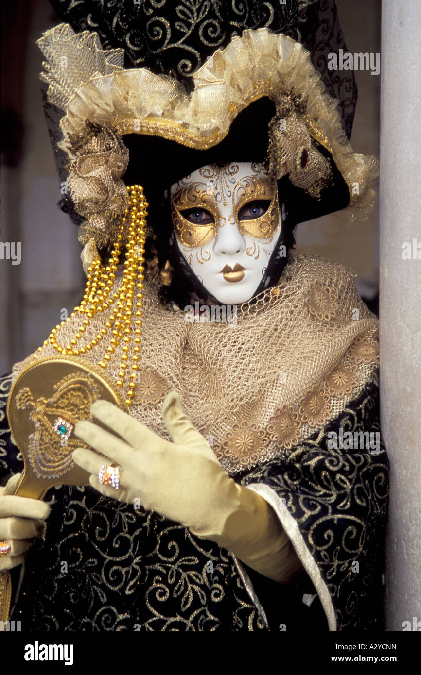 Costume noir et or et chapeau pour le Carnaval de Venise, Italie Photo  Stock - Alamy