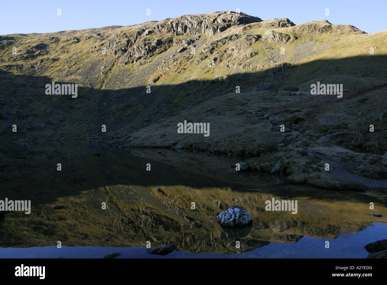 Bell Mauvais Mardale reflète dans l'eau petite, Lake District Banque D'Images