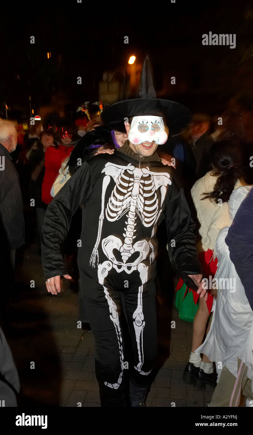 Les gens de robe ne la conga dance dans la foule à Guildhall Square Irlande Derry Halloween Banque D'Images