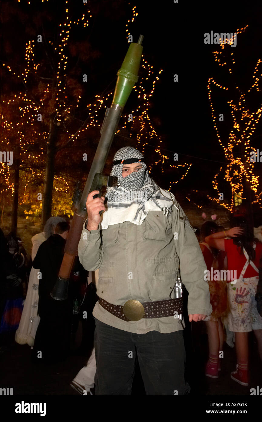 L'homme habillé comme un terroriste Al-Qaïda al-qaïda avec des lance-roquettes RPG Irlande Derry Halloween Banque D'Images