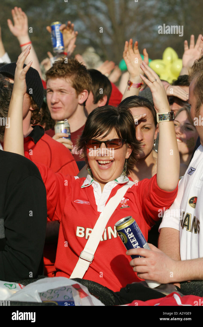 Fans de célébrer la victoire du Pays de Galles Rugby Grand Slam 2005 Ville de Cardiff au Pays de Galles du Sud Banque D'Images