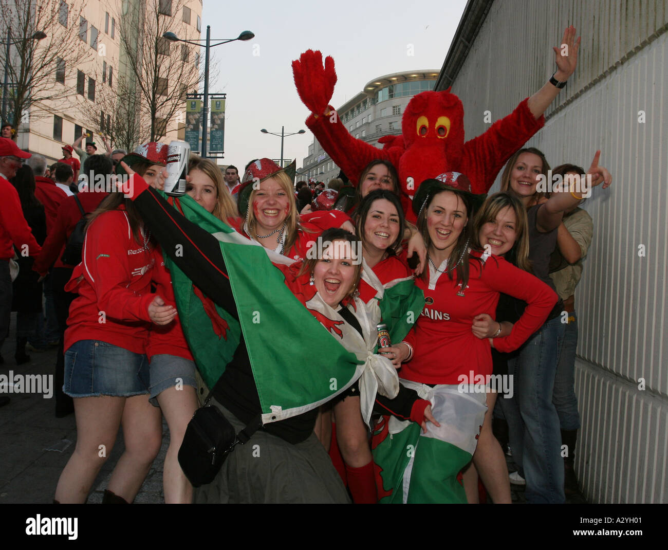 Fans célébrer après le Pays de Galles remporte le Grand Chelem de Rugby 2005 Ville de Cardiff au Pays de Galles du Sud Banque D'Images