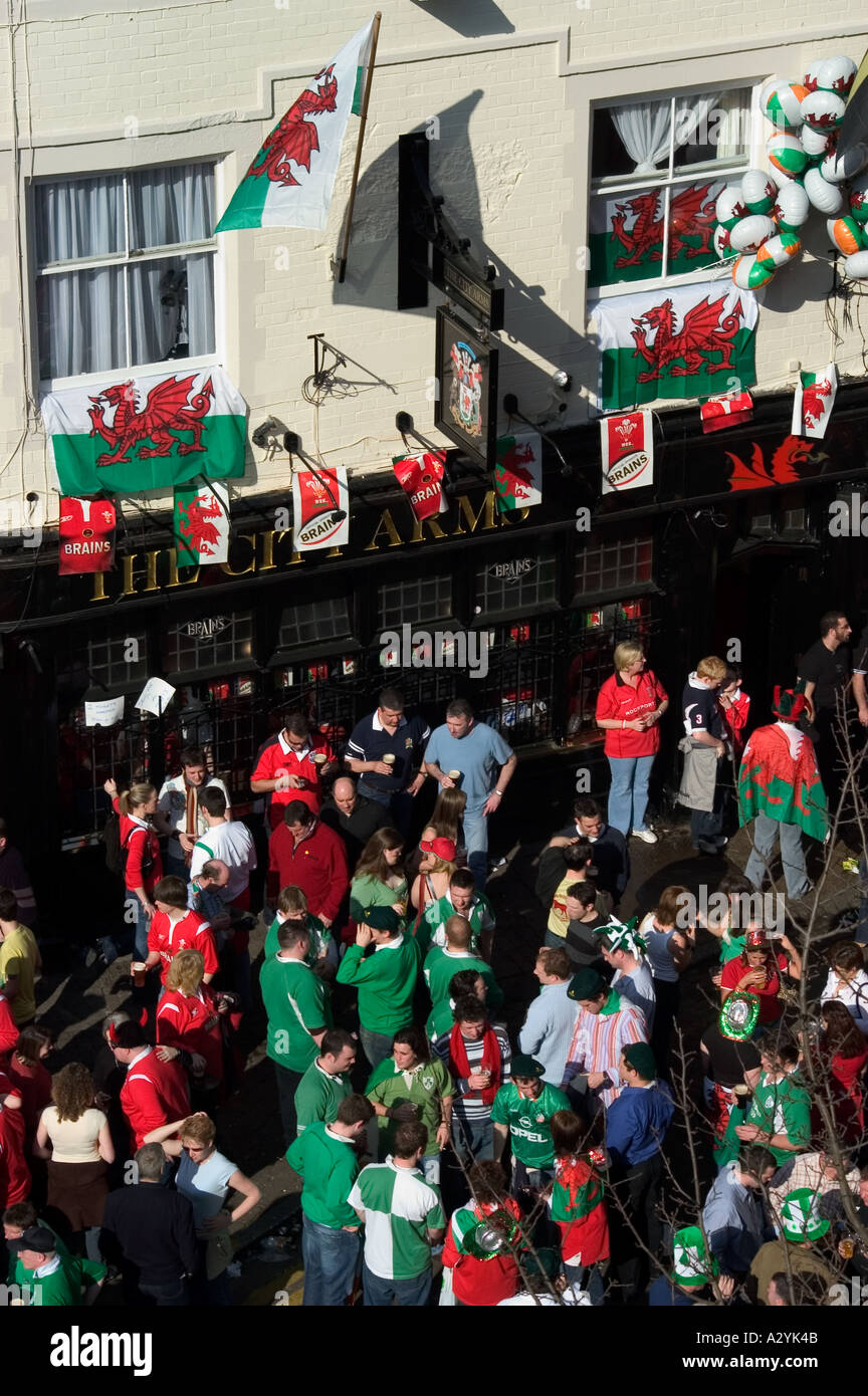 Fans de regarder match à l'extérieur de l'Hôtel de ville de Cardiff au Pays de Galles et Irlande International Rugby 6 Nations Grand Slam de la concurrence Banque D'Images
