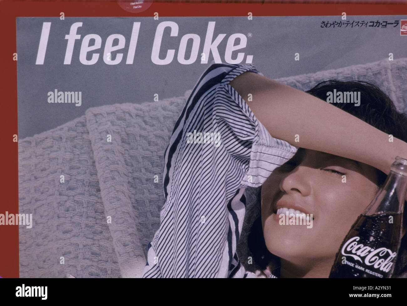 L'affiche de la coke à Tokyo montrant une femme dans une chemise rayée  tenant une bouteille de coca cola en verre avec l'écriture je me sens coca  Photo Stock - Alamy