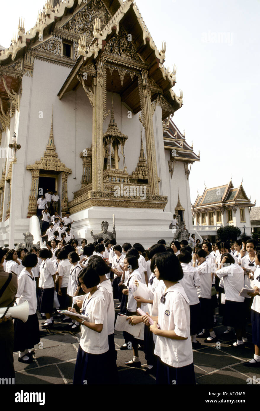 Filles de l'école de visiter le temple Wat Po à Bangkok, Thaïlande Banque D'Images