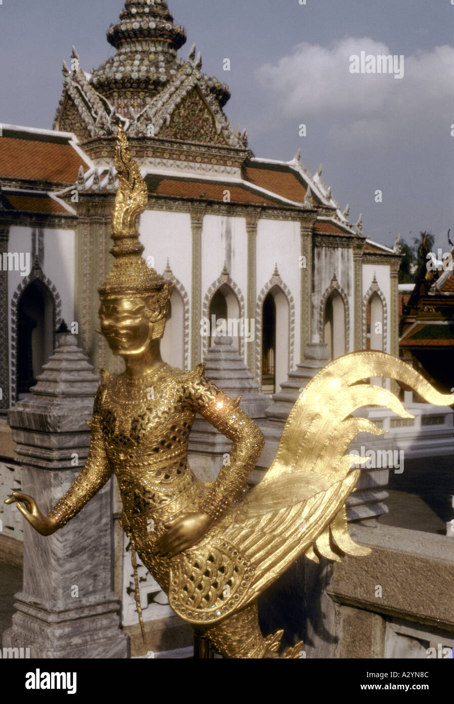 Statue d'or ailé en dehors du Temple du Bouddha d'Émeraude (Wat Phra Keo) dans le grand complexe de Palais à Bangkok, Thaïlande Banque D'Images