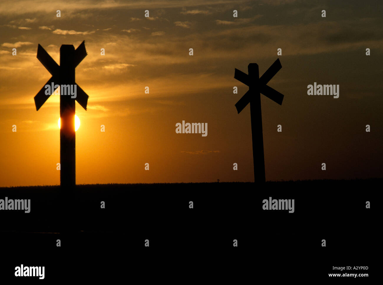 Marqueurs de passage à niveau silhouette sur le coucher de soleil en Alberta Canada Banque D'Images
