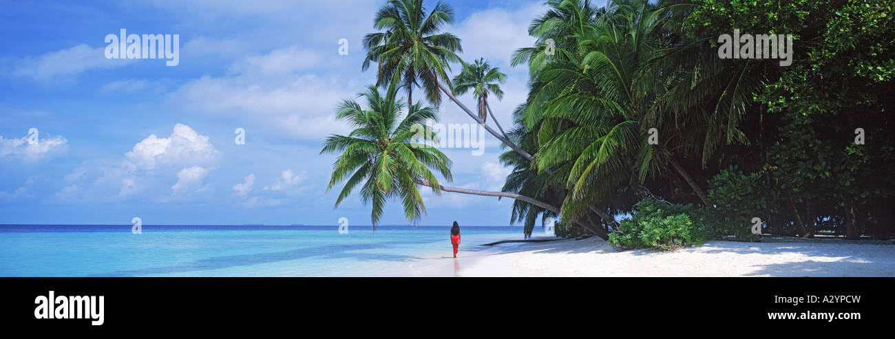 Woman in red bikini ensemble sur la rive déserte en Maldives Banque D'Images