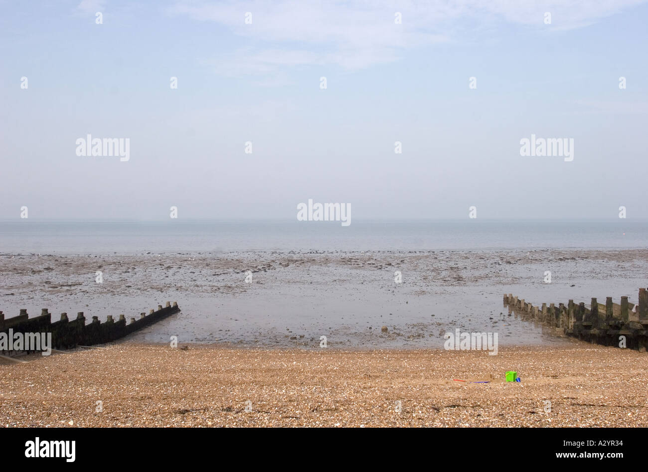 Scène de plage avec épis Whitstable Kent England UK Banque D'Images
