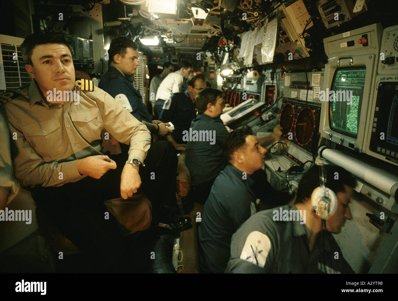 Travail de l'équipage dans la salle de commande d'un sous-marin Banque D'Images