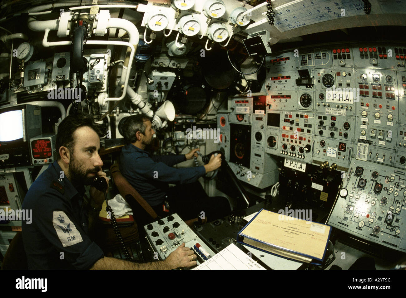Travail de l'équipage à la planche de bord dans la salle de commande d'un sous-marin Banque D'Images
