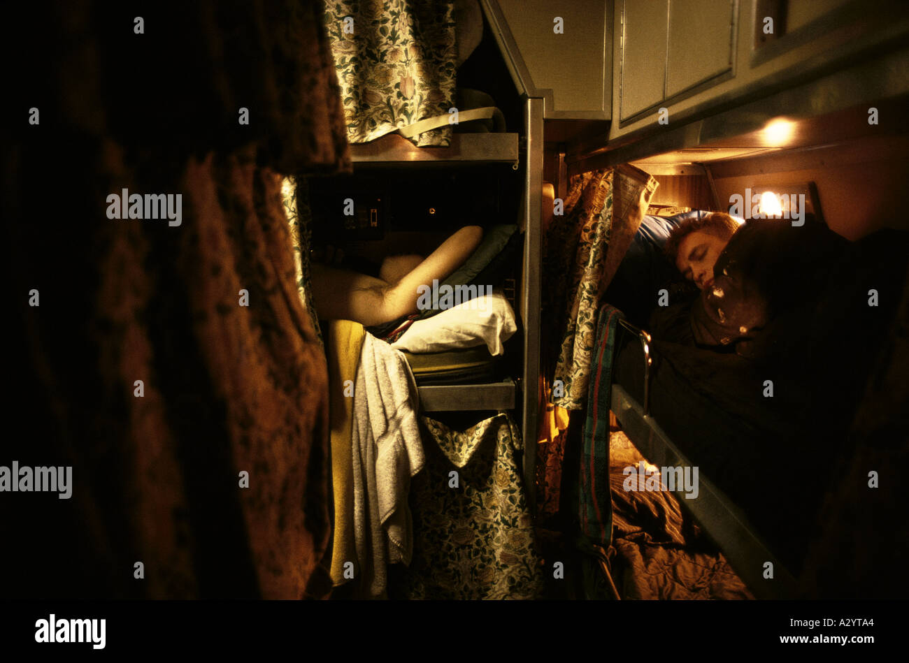 L'équipage du sous-marin de dormir sur des lits superposés dans une cabine à l'étroit Banque D'Images