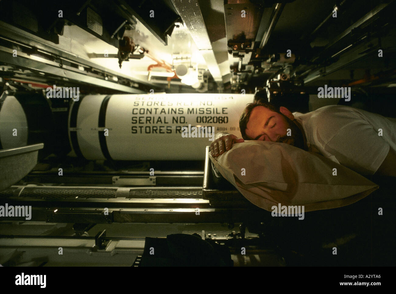 Équipage de dormir dans le tube lance-torpilles de sous-marin Banque D'Images