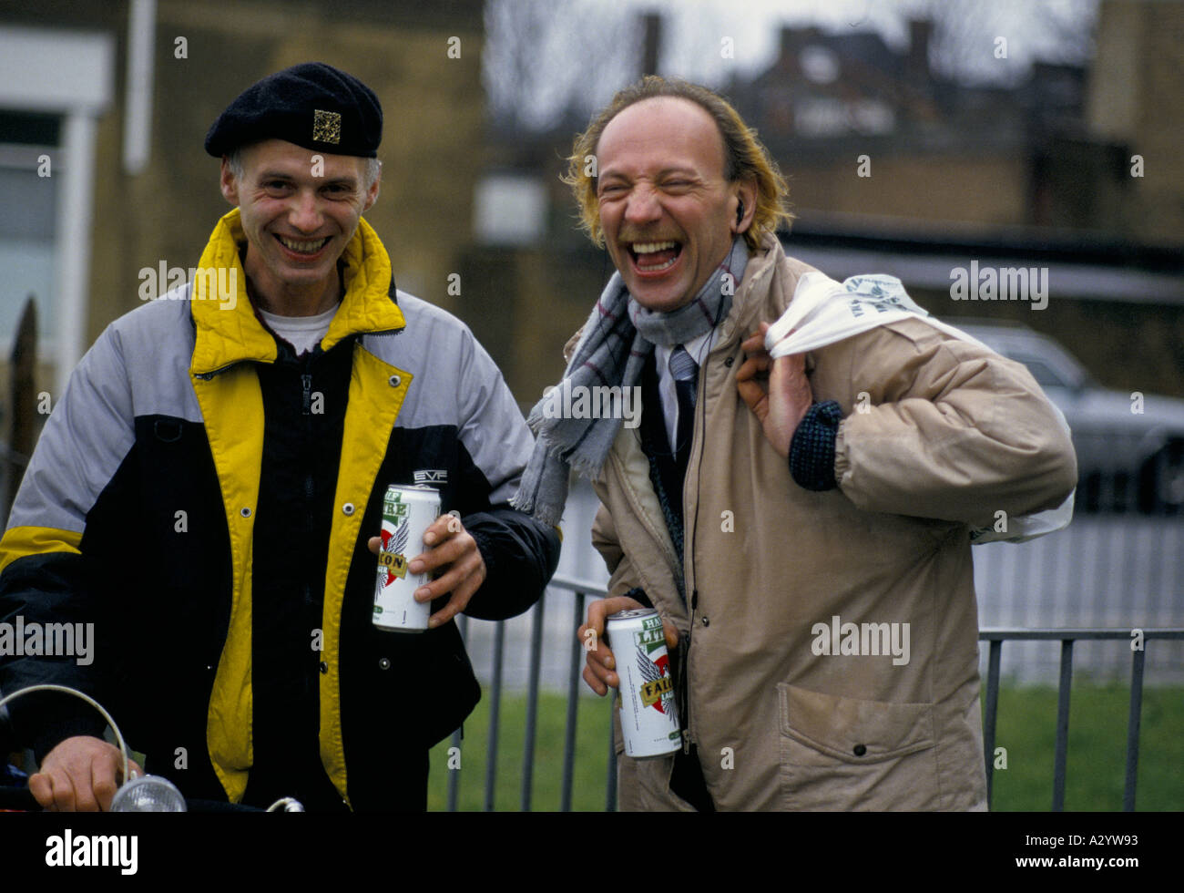 Les hommes de rire et de boire de la bière dans le parc Banque D'Images