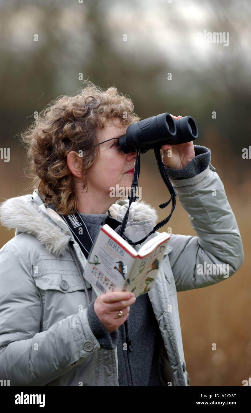 L'observation des oiseaux dans les sept Sœurs Country Park à Cuckmere Haven dans l'East Sussex UK Banque D'Images