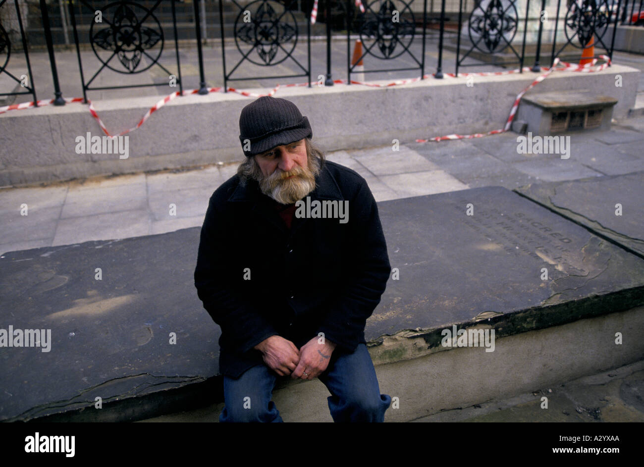 Sans-abri dormant dans une porte dans le strand london Banque D'Images