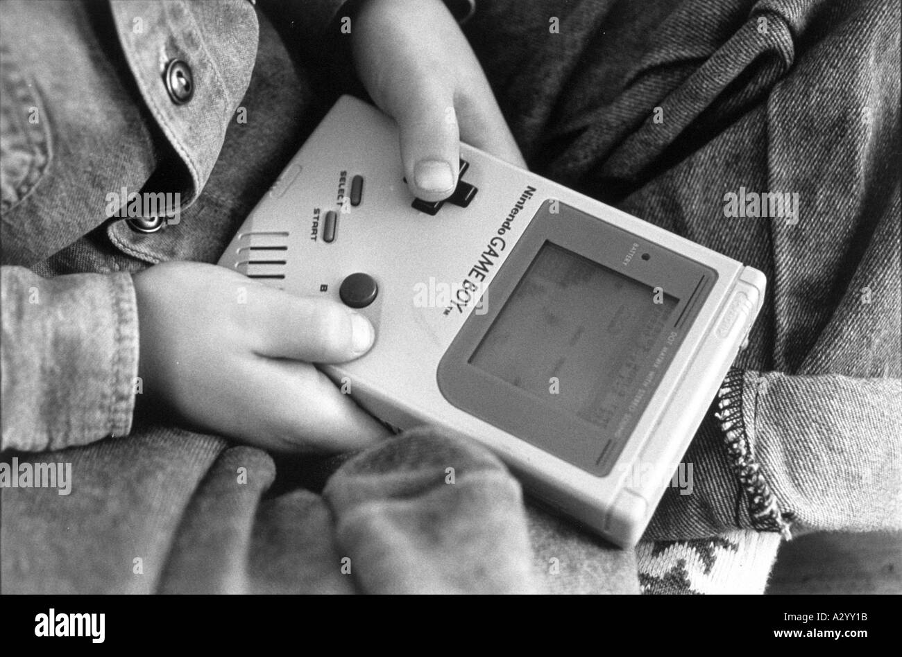 Enfant jouant nintendo gameboy jeu informatique 1992 Banque D'Images
