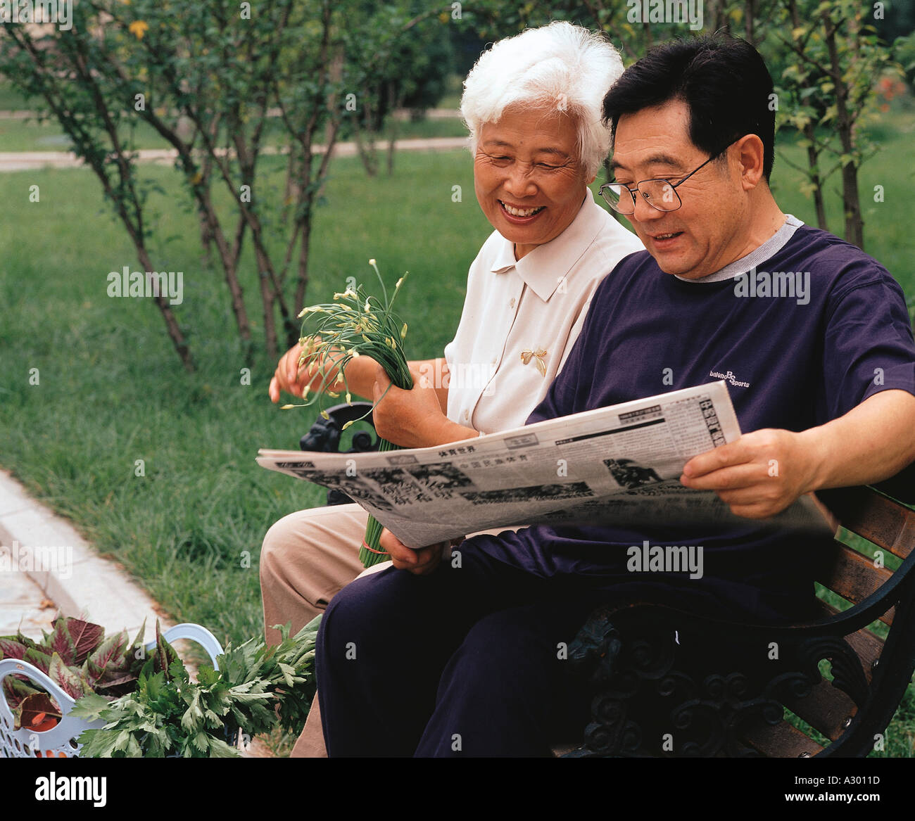 Couple chinois assis sur un banc Banque D'Images