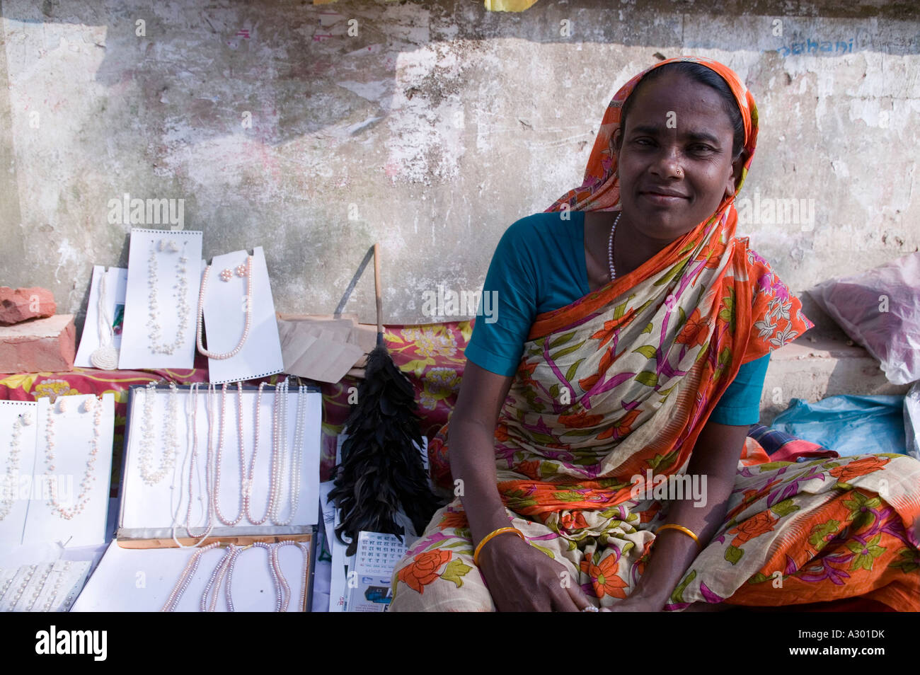 Une femme vendant colliers de perles dans Sonargoan Bangladesh Banque D'Images