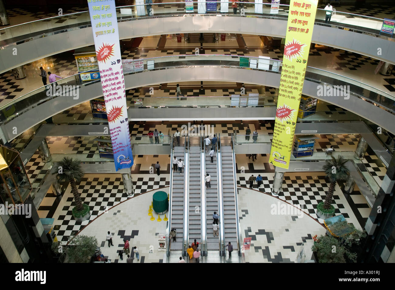 La zone centrale du Bashundhara City Shopping Mall à Dhaka Bangladesh Banque D'Images