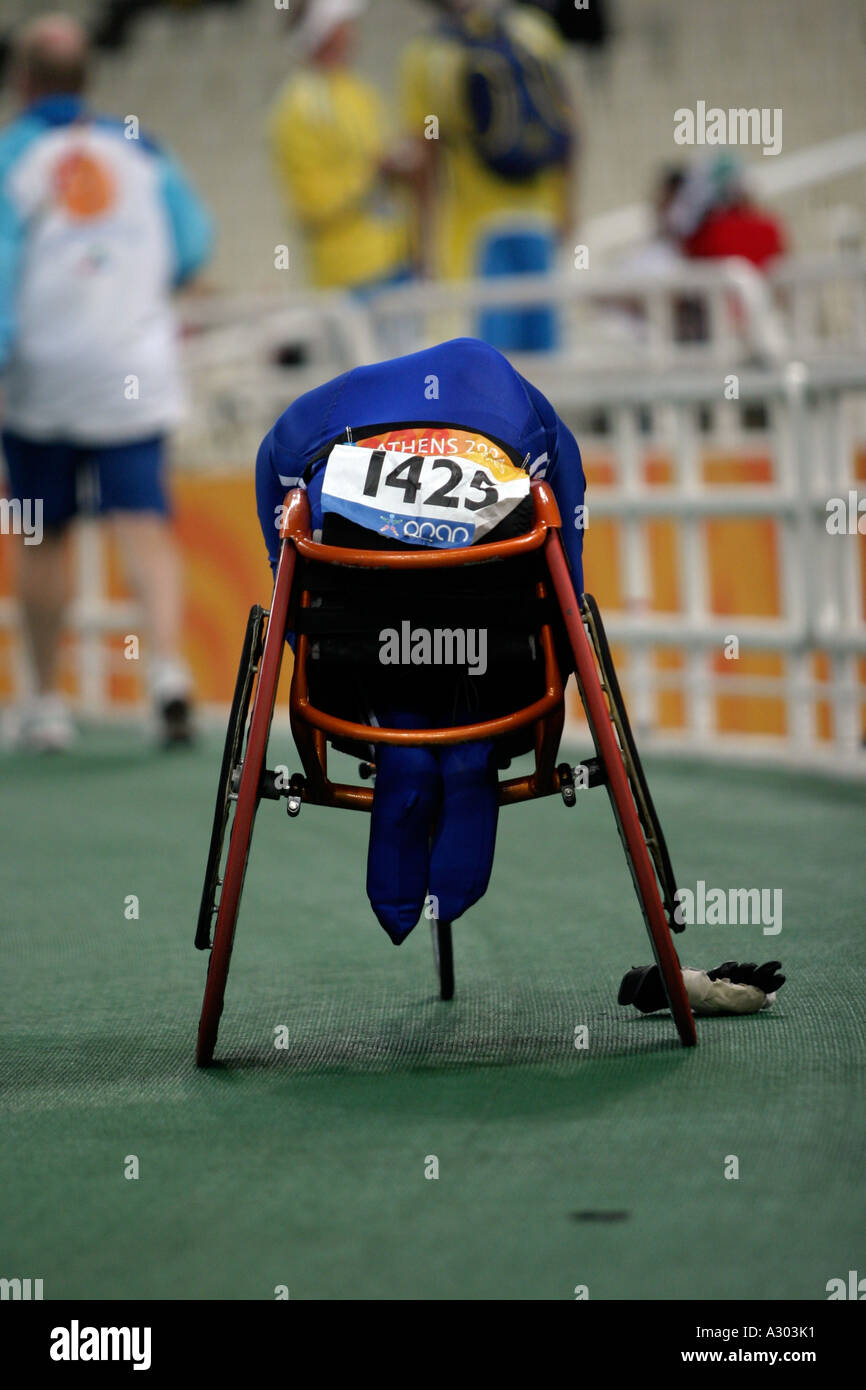 Tanni Thompson Gris de Grande Bretagne despondant après avoir terminé 7ème dans la finale du 800m femmes T53 Aux Jeux paralympiques de 2004 à Athènes Banque D'Images