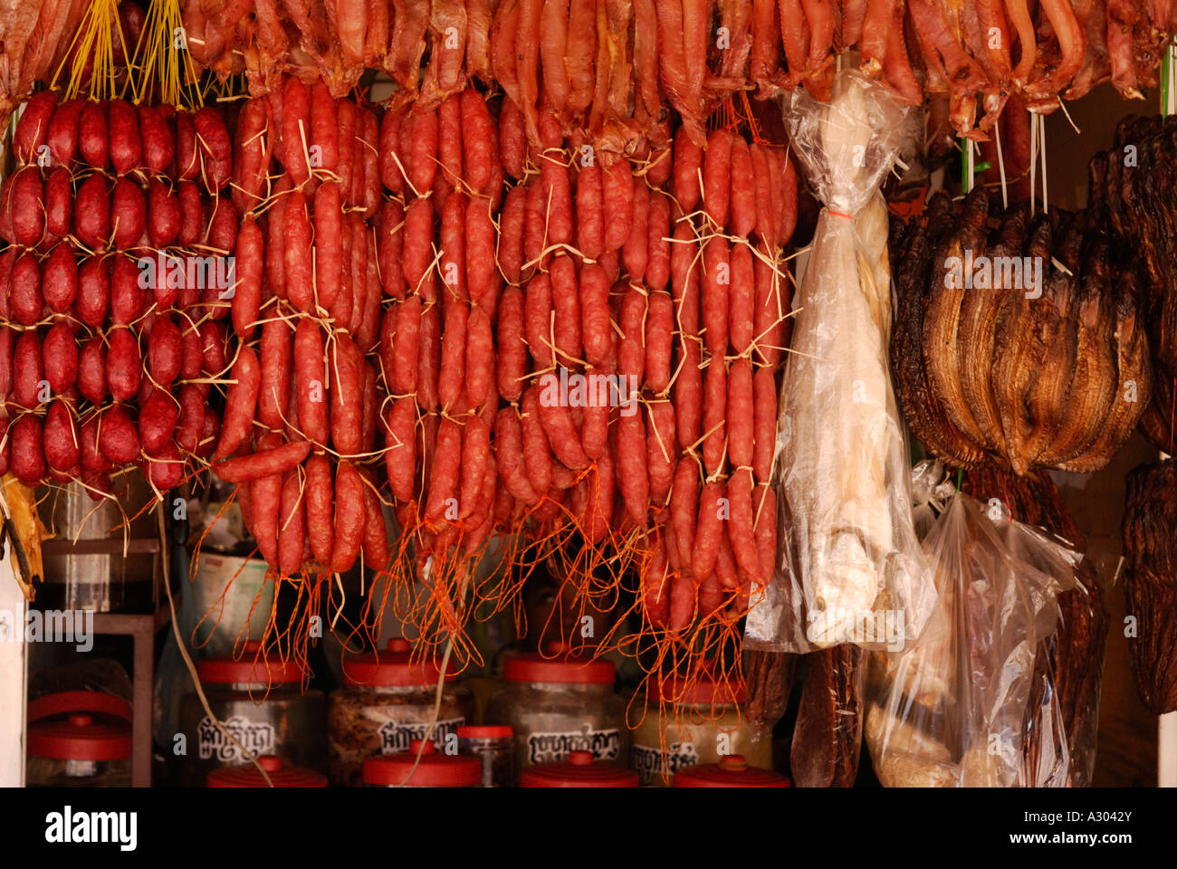Les saucisses et les poissons en vente au marché de Siem Reap, Cambodge Banque D'Images